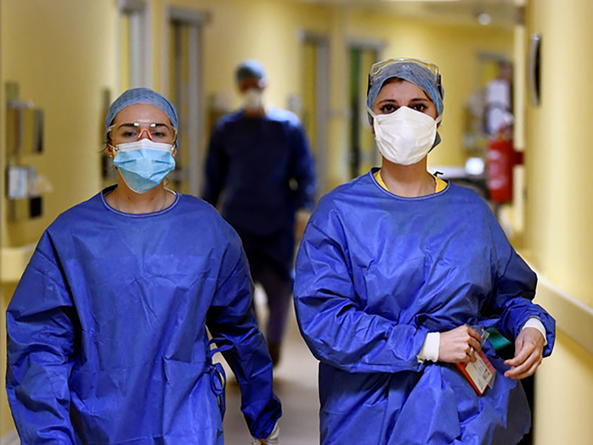 Dos enfermeras caminan por un hospital en plena crisis del COVID-19