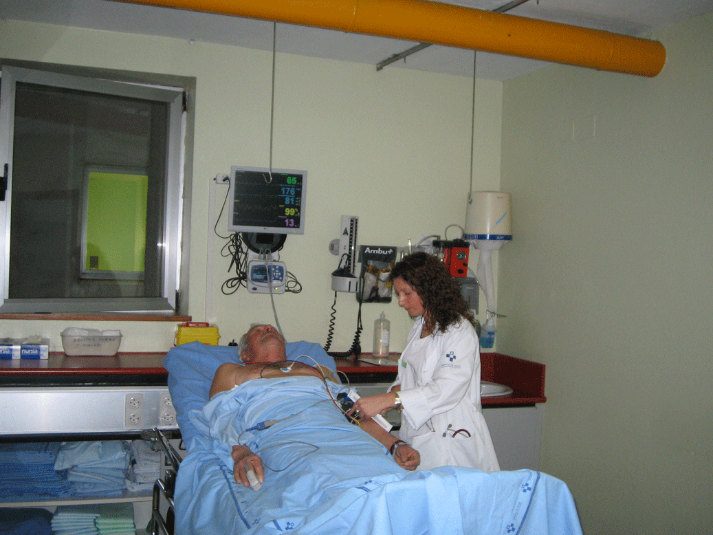 Enfermera atendiendo a un paciente hospitalizado
