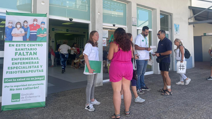 Delegados de SATSE informan a usuarios en un centro de salud